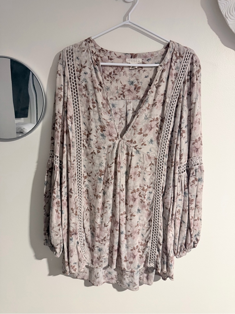 Torrid FestiFloral V-Neck Peasant Blouse in dusty Pink fits like a 2